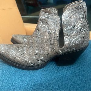 Womens Ariat snakeskin color ankle boots. Sz 7
